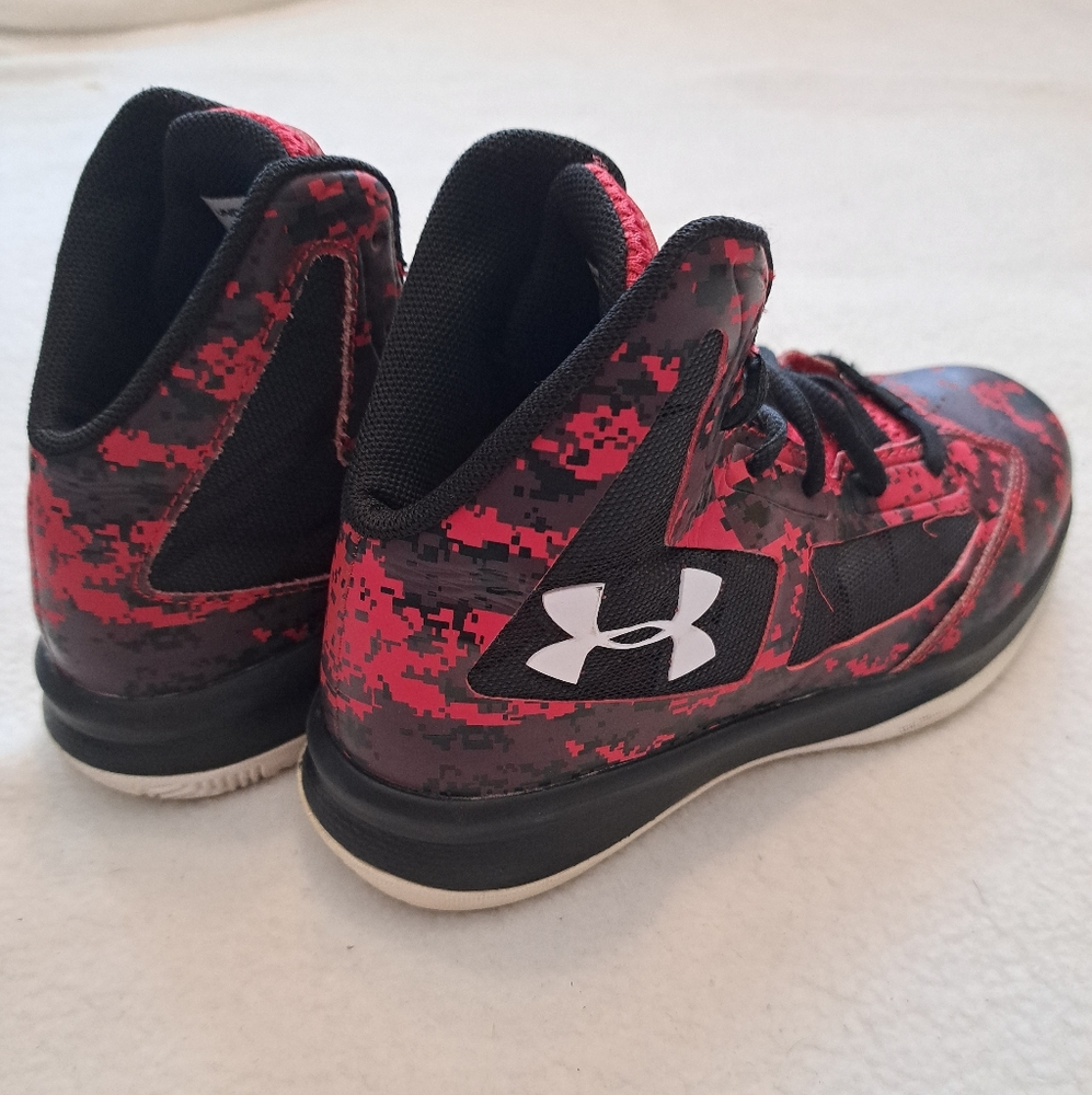 Boys Under Armour Tennis Shoes Size 1Y